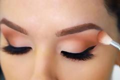 Πώς να εφαρμόζετε κατάλληλα τις σκιές στα μάτια