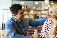 Negging: Η τρομακτική μέθοδος για να ξελογιάσεις κάποιον - Πώς ακριβώς λειτουργεί