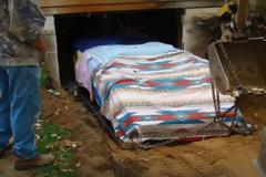 Για 17 Χρόνια έφτιαχνε κρυφά στο γκαράζ του ένα αυτοκίνητο. Όταν χρειάστηκε να το βγάλουν όλοι πάγωσαν! [video]