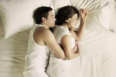 Μάθετε τί αποκαλύπτουν για τη σχέση σας 8 διαφορετικές στάσεις ύπνου