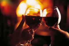 'Σύμμαχος' των διαβητικών το κρασί με το βραδινό φαγητό