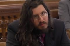 Του έκαναν μήνυση οι γονείς του γιατί ήταν 30 χρονών και δεν έφευγε από το σπίτι - Τελίκά το δικαστήριο αποφάσισε να... [video]