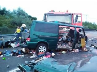 Φωτογραφία για Βίντεο σοκ: Καρέ καρέ η σύγκρουση minibus με φορτηγό - Το μετέδιδε live στο Facebook ο ασυνείδητος οδηγός!