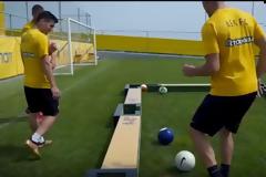 #ZiseToPodosfairo: Οι παίκτες της AEK διδάσκουν μπιλιάρδο με…μπάλες ποδοσφαίρου