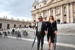 O τραγουδιστής-θρύλος Ροντ Στιούαρτ πήγε στο Βατικανό να ακούσει τον Πάπα με παντόφλες