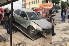 Μεταμόρφωση: Αυτοκίνητο έπεσε σε στάση λεωφορείου Ένας νεκρός