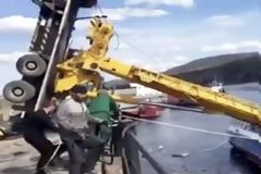 Βίντεο: Καταστροφική επιχείρηση ανύψωσης μεγάλου σκάφους από γερανό!