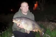 Πόζαρε με το ψάρι που έπιασε - Δεν περιμένε όμως αυτό που θα εμφανιζόταν πίσω του στην φωτογραφία! [photo]