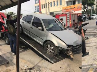 Φωτογραφία για Τραγωδία στη Μεταμόρφωση: Αλβανός οδηγός έπεσε με το αυτοκίνητο του σε στάση λεωφορείου - Ένας νεκρός [Βίντεο-Εικόνες]