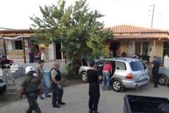 Αθίγγανοι επιτέθηκαν και τραυμάτισαν αστυνομικούς κατά την «επιχείρηση σκούπα» σε καταυλισμό της Θήβας- Έσπασαν περιπολικό