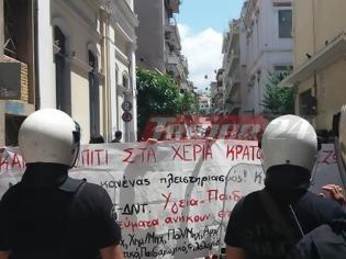 Φωτογραφία για Πάτρα: Νέα διαμαρτυρία κατά των πλειστηριασμών - Ισχυρή η δύναμη της ΕΛ.ΑΣ στο κέντρο της πόλης