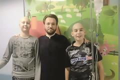 Ιερέας επισκέπτεται κάθε βράδυ νοσοκομείο και στηρίζει παιδιά που έχουν καρκίνο