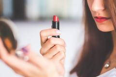 Έξυπνα tips για να μην σου βγαίνει το κραγιόν