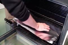 Κόβει ένα κομμάτι αλουμινόχαρτο και το βάζει στο κάτω μέρος του φούρνου - Ο λόγος; Πανέξυπνος