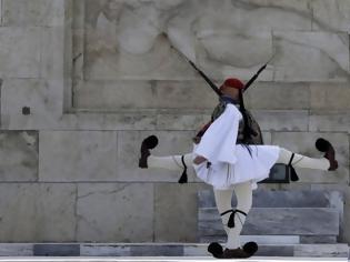 Φωτογραφία για Εύζωνες: Το Associated Press αποθεώνει τους θεϊκούς γίγαντες με τις φουστανέλες