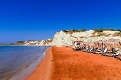 Ποια είναι η πορτοκαλί παραλία του Ιονίου που υπόσχεται ένα εξωτικό καλοκαίρι;