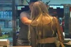 Βγήκαν για φαγητό και έπαθαν σοκ όταν είδαν αυτήν τη γυναίκα χωρίς εσώρουχο. Αυτό που έκανε...