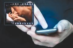 Ο απόστρατος αστυνομικός εκβίαζε με τις φωτογραφίες την πρώην ερωμένη του