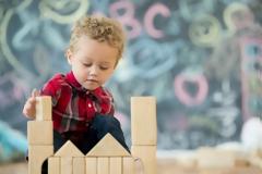 Γιατί τα λιγότερα και πιο ποιοτικά παιχνίδια είναι πιο εποικοδομητικά για τα παιδιά;