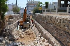 Ποιους ευνοεί αλλά κυρίως ποιους απειλεί η διακοπή εργασιών καθαρισμού και ενίσχυσης των πρανών ρεμάτων στον Κόκκινο Μύλο