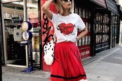 Πώς να φορέσεις sneakers με φούστα ή φόρεμα