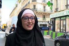 Το Charlie Hebdo παρουσιάζει ως μαϊμού τη φοιτήτρια του Πανεπιστημίου Σορβόννης που φόρεσε μαντίλα