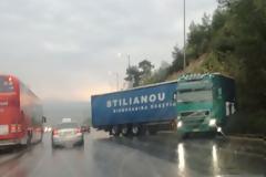 Θεσσαλονίκη: «Δίπλωσε» νταλίκα στο Δερβένι - Κυκλοφοριακό χάος στο σημείο