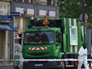 Φωτογραφία για Γαλλία: Υπάλληλοι καθαριότητας έκλεψαν απορριμματοφόρο για να το αδειάσουν στο γραφείο του Μακρόν
