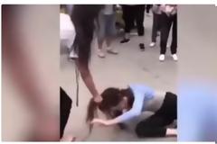 Μαλλιά-κουβάρια: Αυτή η γυναίκα έμαθε οτι ο άντρας της την απατά - Μόλις είδε μπροστά της τη φιλενάδα του, την άρπαξε από τα μαλλιά μπροστά στον κόσμο και... [video]