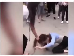 Φωτογραφία για Μαλλιά-κουβάρια: Αυτή η γυναίκα έμαθε οτι ο άντρας της την απατά - Μόλις είδε μπροστά της τη φιλενάδα του, την άρπαξε από τα μαλλιά μπροστά στον κόσμο και... [video]