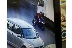 Λεωφόρος Φυλής – Μοτοσυκλετιστή χτύπησε και εγκατέλειψε γυναίκα - Δείτε τα βίντεο-ντοκουμέντα