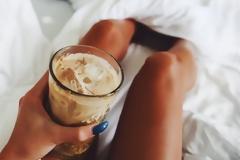 Plot twist: Λίγος ύπνος παραπάνω το Σαββατοκύριακο σε κάνει να ζεις περισσότερο