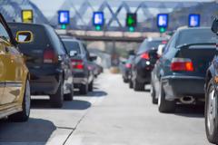 Εγκαταλείπουν την Αθήνα οι εκδρομείς του τριημέρου – Αυξημένη κίνηση σε λιμάνια και εθνικές οδούς