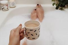 Μητέρα στο σπίτι: 7 τρόποι να περιποιηθείς τον εαυτό σου μέσα στην πιο “τρελή” ρουτίνα