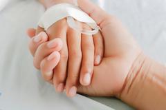 Μηνιγγίτιδα: Αυτά είναι τα συμπτώματα για μικρούς και μεγάλους