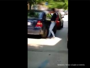 Φωτογραφία για Το απίστευτο κόλπο που βρήκε κοπέλα στη Θεσσαλονίκη για να αποσπάσει λεφτά από οδηγούς [video]