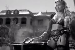 H Jennifer Lopez κάνει μπάρμπεκιου φορώντας... ζαρτιέρες!