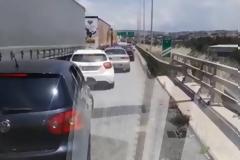 Το βίντεο της ντροπής: Ασθενοφόρο στη Θεσσαλονίκη έχει εγκλωβιστεί στη Λωρίδα Εκτάκτου Ανάγκης