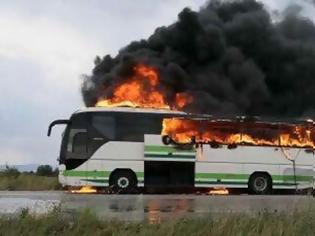 Φωτογραφία για Κεραυνός χτύπησε λεωφορείο του ΚΤΕΛ γεμάτο επιβάτες - Κάηκε ολοσχερώς! (ΦΩΤΟ & ΒΙΝΤΕΟ)
