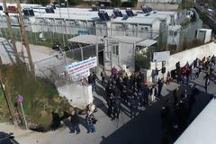 Χάος στη Μυτιλήνη - Αιματηρή έξοδος προσφύγων από τη Μόρια