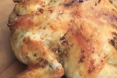 Πειραγμένος κόκκορας στο φούρνο με φακές, μπέικον και λευκή σάλτσα λαχανικών