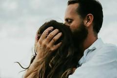 5 σημάδια που φανερώνουν ότι θέλει ακόμα την πρώην του, και δεν πρέπει να αγνοήσεις