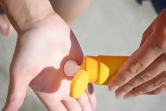 “Μύθος” το αδιάβροχο αντηλιακό: 7 πράγματα που πρέπει να ξέρετε όταν αγοράζετε αντηλιακό