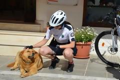 Οι ξεχωριστές… φωτογραφίες των αστυνομικών – ποδηλατών με τον συμπαθέστατο «Μακ» (ΦΩΤΟ)