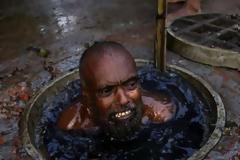 Απόλυτη εξαθλίωση: Βουτάει στους υπονόμους για 6 ευρώ την ημέρα [photos]