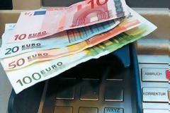 Capital controls: Δείτε πόσο αυξάνεται το όριο αναλήψεων