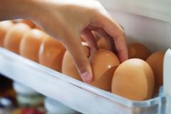 Γιατί δεν πρέπει να τοποθετούμε τα αβγά στην πόρτα του ψυγείου;