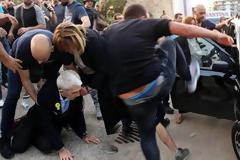 Ταυτοποιήθηκε αστυνομικός με πολιτικά ότι κλωτσούσε τον Μπουτάρη!