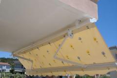 Θανατηφόρο ατύχημα: 55χρονη έπεσε στο κενό ενώ καθάριζε τις τέντες στο μπαλκόνι!