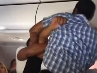 Φωτογραφία για Μεθυσμένος άνδρας χτυπάει συνεπιβάτη του σε πτήση της American Airlines [video]]